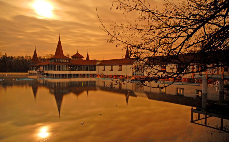 Mintha nem is Tata lenne: meseszép látványt nyújt az Öreg-tó fehér kastélya | KEMMA