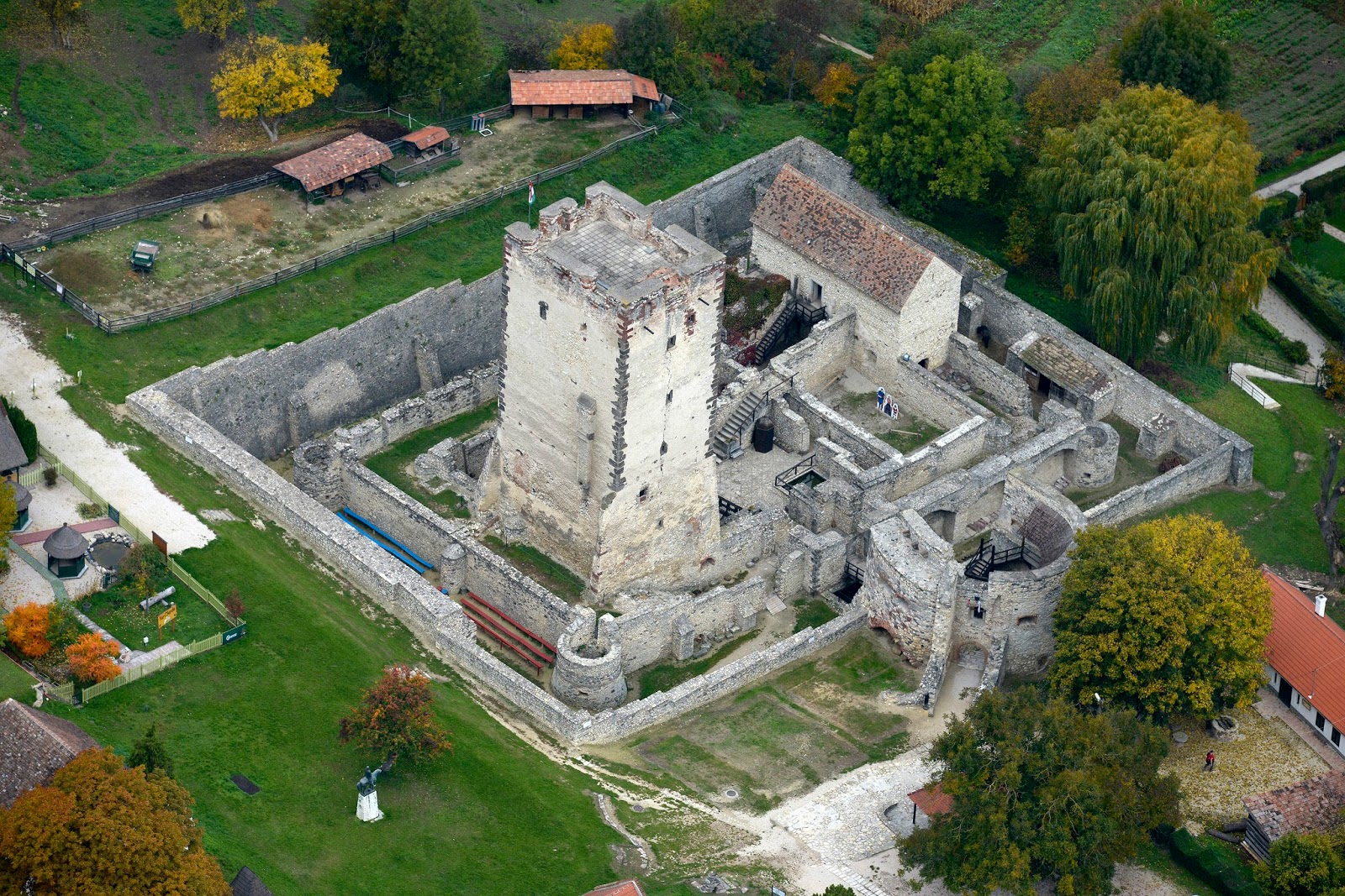 A Balaton környékének legszebb várai és közeli fürdőik