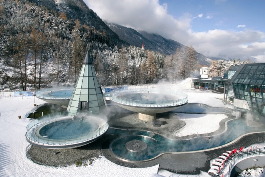 Meseszép hegyek között, különös tölcsérekben fürdőzhetünk Tirolban