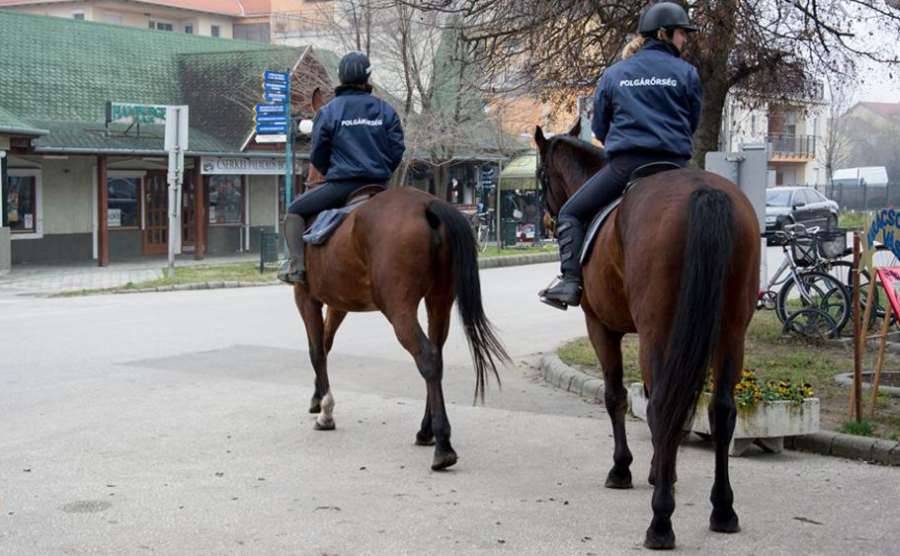 Női lovasok járőröznek Cserkeszőlőn