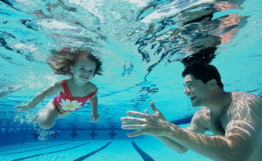 Így tanítsuk meg a gyereket úszni