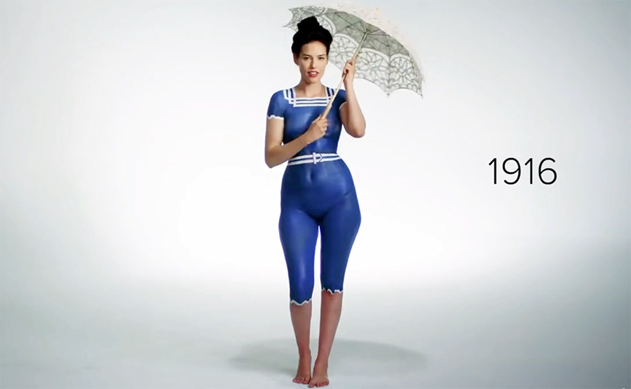 Évszázadnyi fürdőruhát festettek a modellre – látványos videó