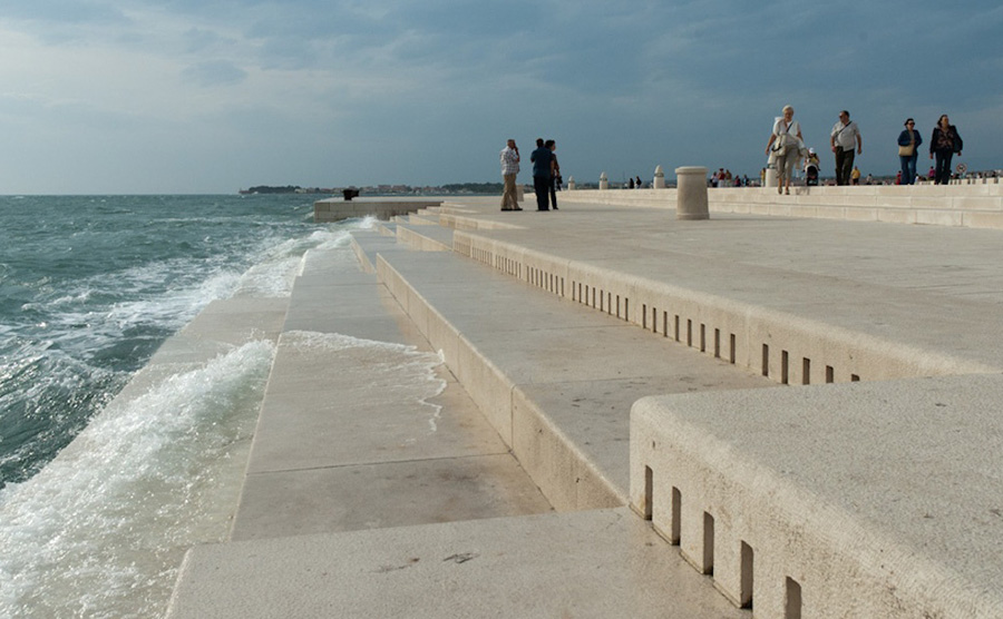 Zenél a tenger – hatalmas víz-orgona a horvát tengerparton