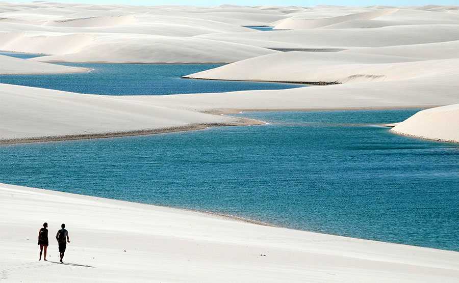 A természet csodás: türkizkék vizű lagúnák a sivatagban