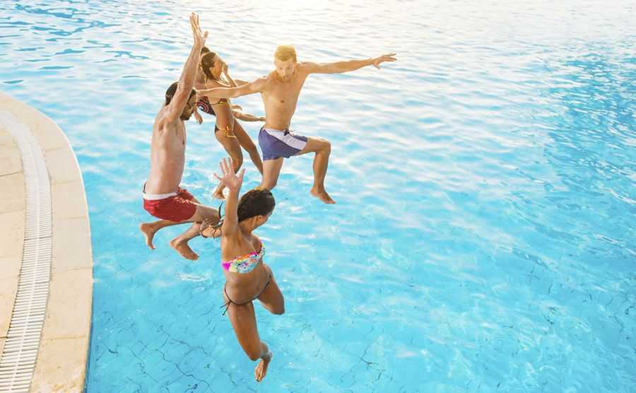 Megérkezett a nyár a fürdőkbe: strandparty, habparty, éjszakai fürdőzések