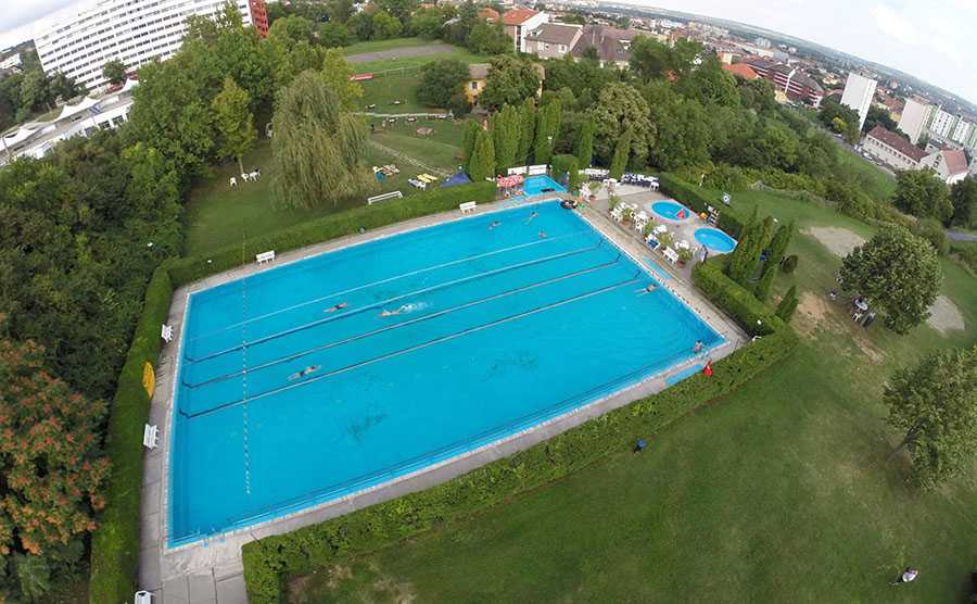 Nem hagyják a strandot: fürdőköpenyben tüntettek a pécsiek