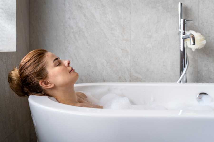 Így készítsünk otthon gyógynövényes, illóolajos fürdőt