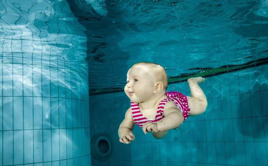A babák kedvenc sportja, a víz alatti úszás 