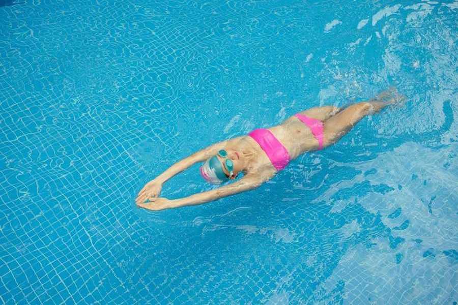 Hogyan javítja az úszás a helytelen testtartásokat és a gerinc betegségeit?