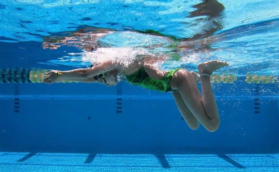 Hogyan javítja a láb és a csípő elváltozásait az úszás? 