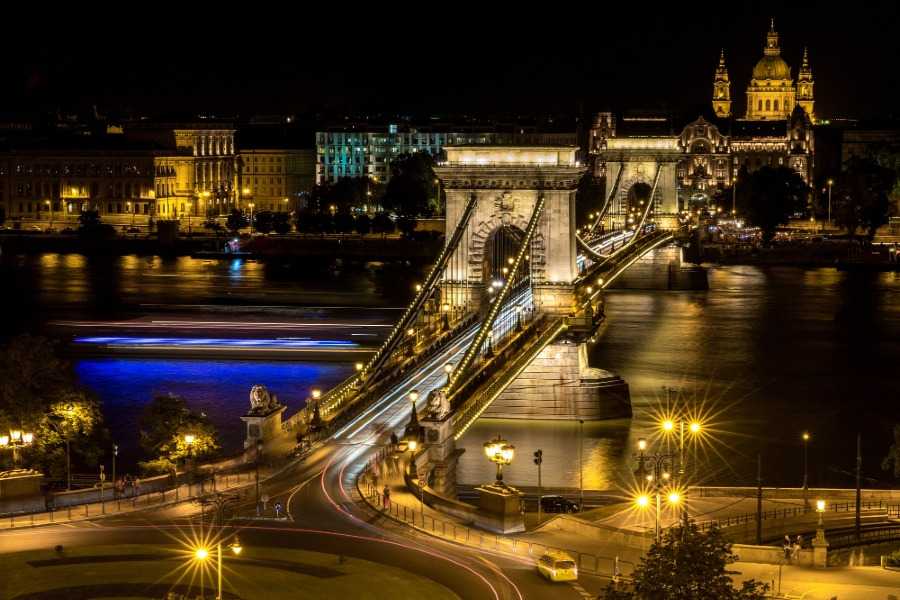 Légy turista Budapesten: 3 különleges városi sétaútvonal, amelynek a végén egy történelmi fürdőben csobbanhatunk