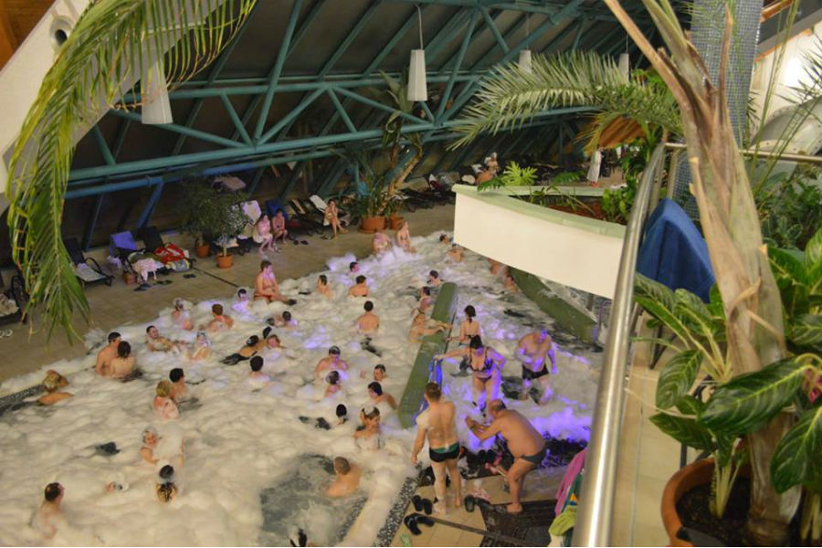 Fergeteges Szilveszteri Party a Tamási Fürdőben Fergeteges Szilveszteri Party a Tamási Fürdőben