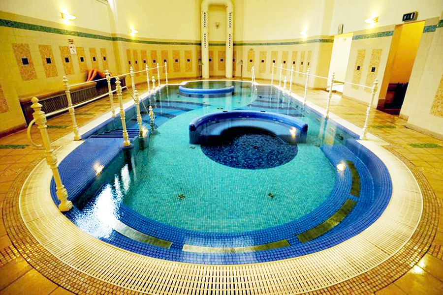 Pool Night - Éjszakai fürdőzés Pool Night - Éjszakai fürdőzés