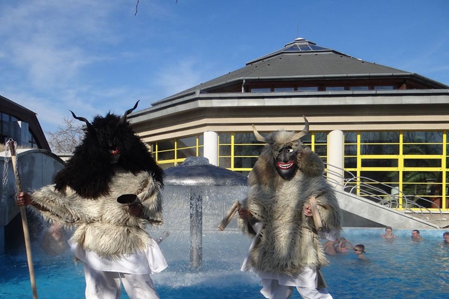 Télűző busók a kiskunmajsai fürdőben Télűző busók a kiskunmajsai fürdőben