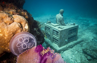 Korallal borított alakok a tenger fenekén a világ legnagyobb víz alatti kiállításán