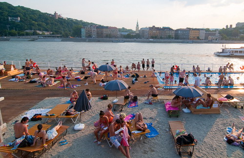 Megnyílt az Uszálystrand Budapesten