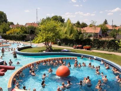 Fürdőzött már táncos lányokkal? Most megteheti