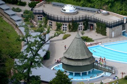 Lélegzetelállító képek: így néz ki a miskolctapolcai fürdő egy helikopterről