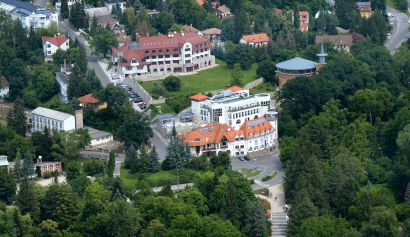 Lélegzetelállító képek: így néz ki a miskolctapolcai fürdő egy helikopterről