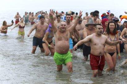 Több százan mártóztak a jeges Balatonban - dermesztő képek