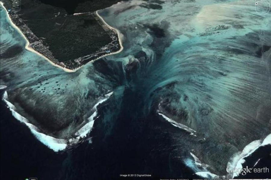 Valóság vagy illúzió? Csodálatos látvány a víz alatti vízesés Valóság vagy illúzió? Csodálatos látvány a víz alatti vízesés