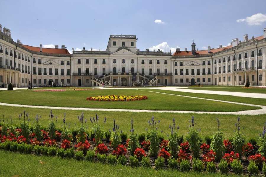 Kiránduljunk és csobbanjuk az Őrségtől a Fertő-tóig Kiránduljunk és csobbanjuk az Őrségtől a Fertő-tóig