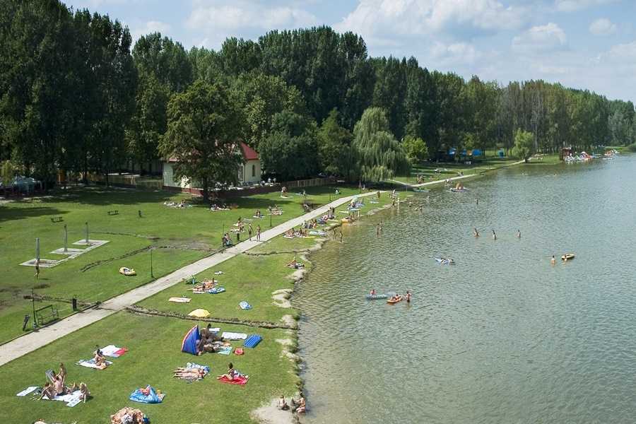 Vadregényes tavak a Duna-Tisza közén - és fürdők a közelükben