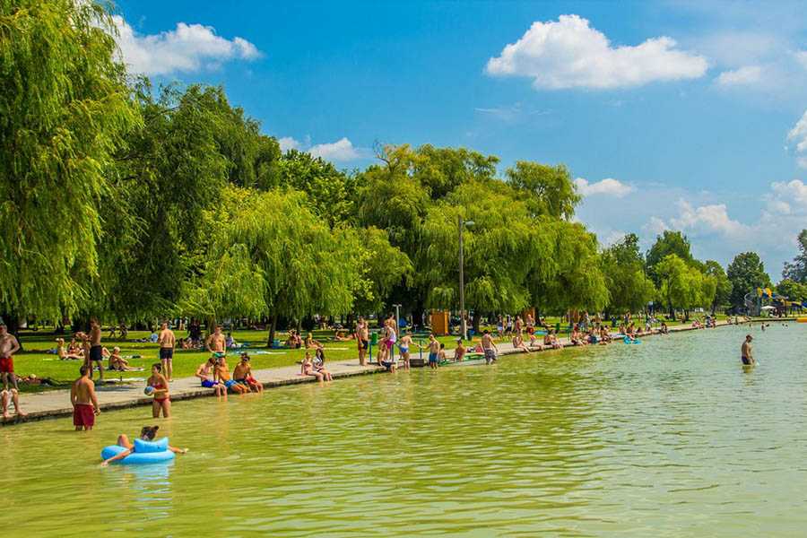 Vadregényes tavak a Duna-Tisza közén - és fürdők a közelükben
