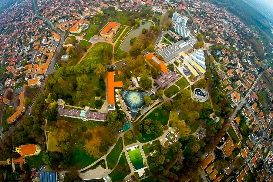 Csodás ősparkban rejtőzik a sokoldalú magyar fürdő