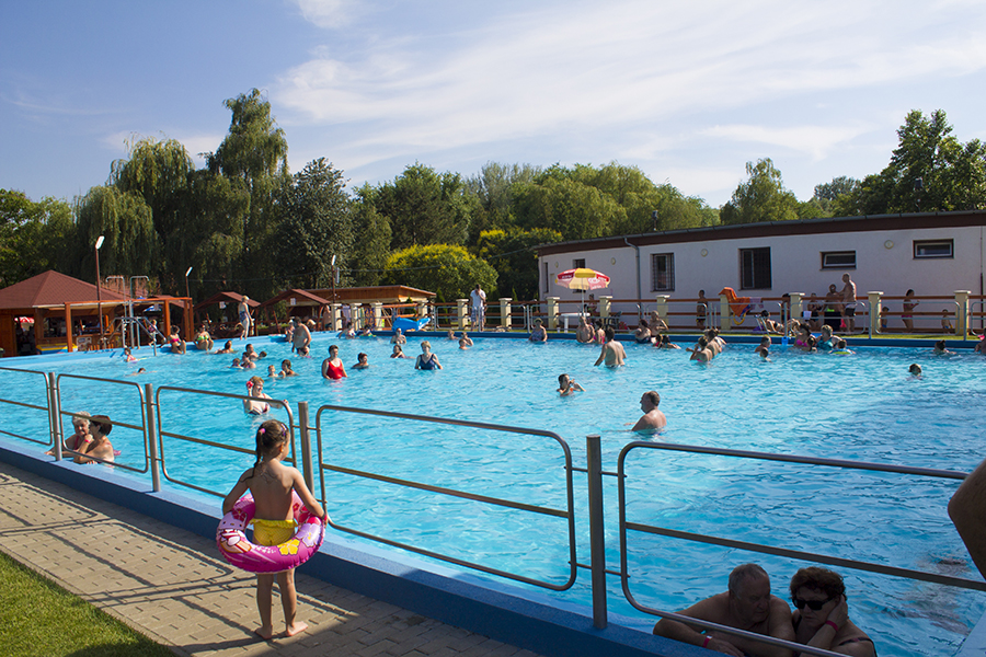 Hullámmedencével bővül a családok strandja  