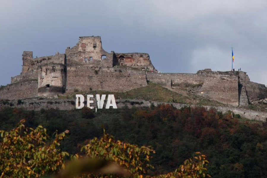 Szuper fürdő Kőmíves Kelemen vára mellett Szuper fürdő Kőmíves Kelemen vára mellett