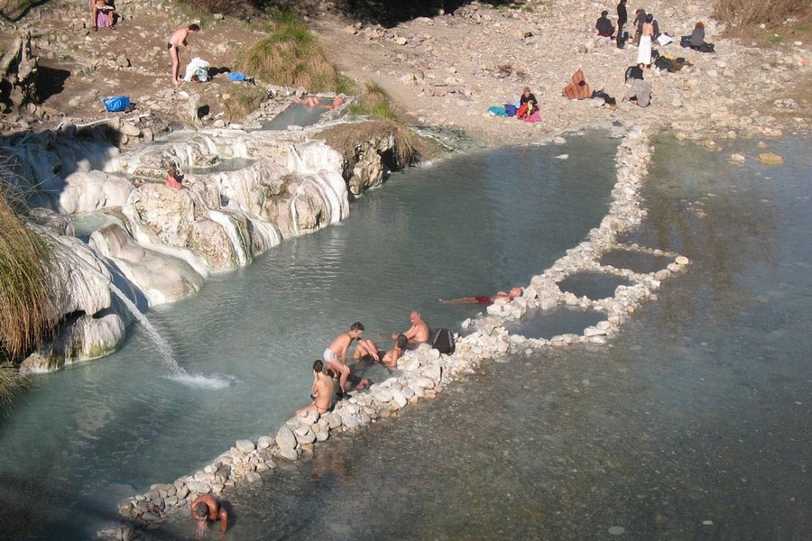 Csodatévő romantikus gyógyforrás Toszkána dombjai között
