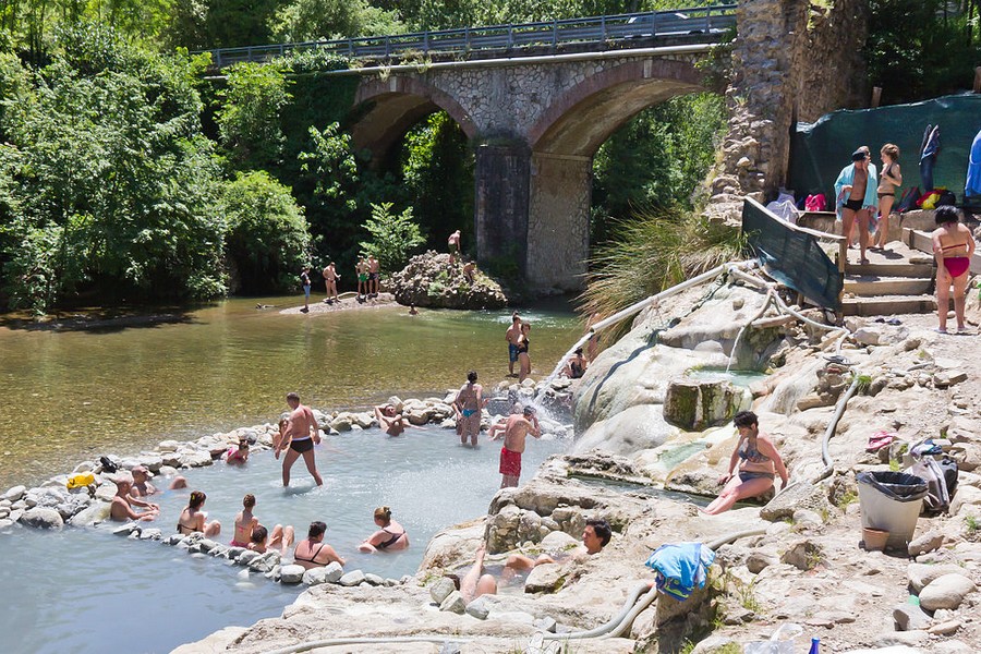 Csodatévő romantikus gyógyforrás Toszkána dombjai között