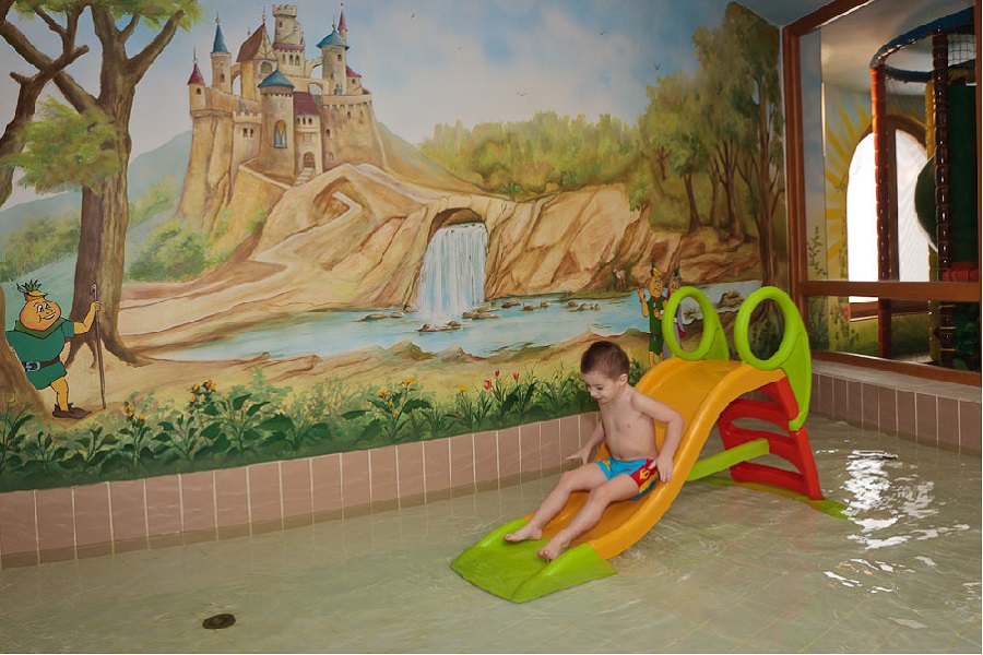 Nyári hangulat egész évben: 14 fedett élményfürdő, ahol garantáltan jól érzik magukat a gyerekek és felnőttek is
