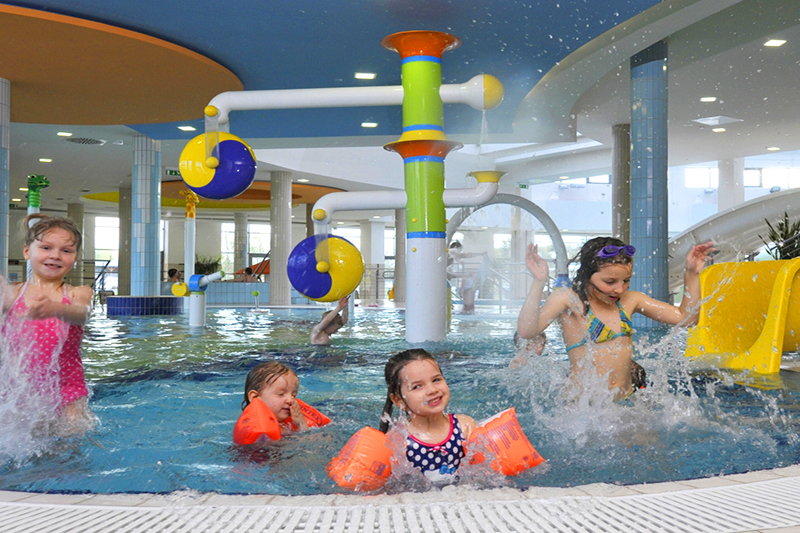 Gyermekprogramok a fürdőkben – felhőtlen nyár az egész családnak